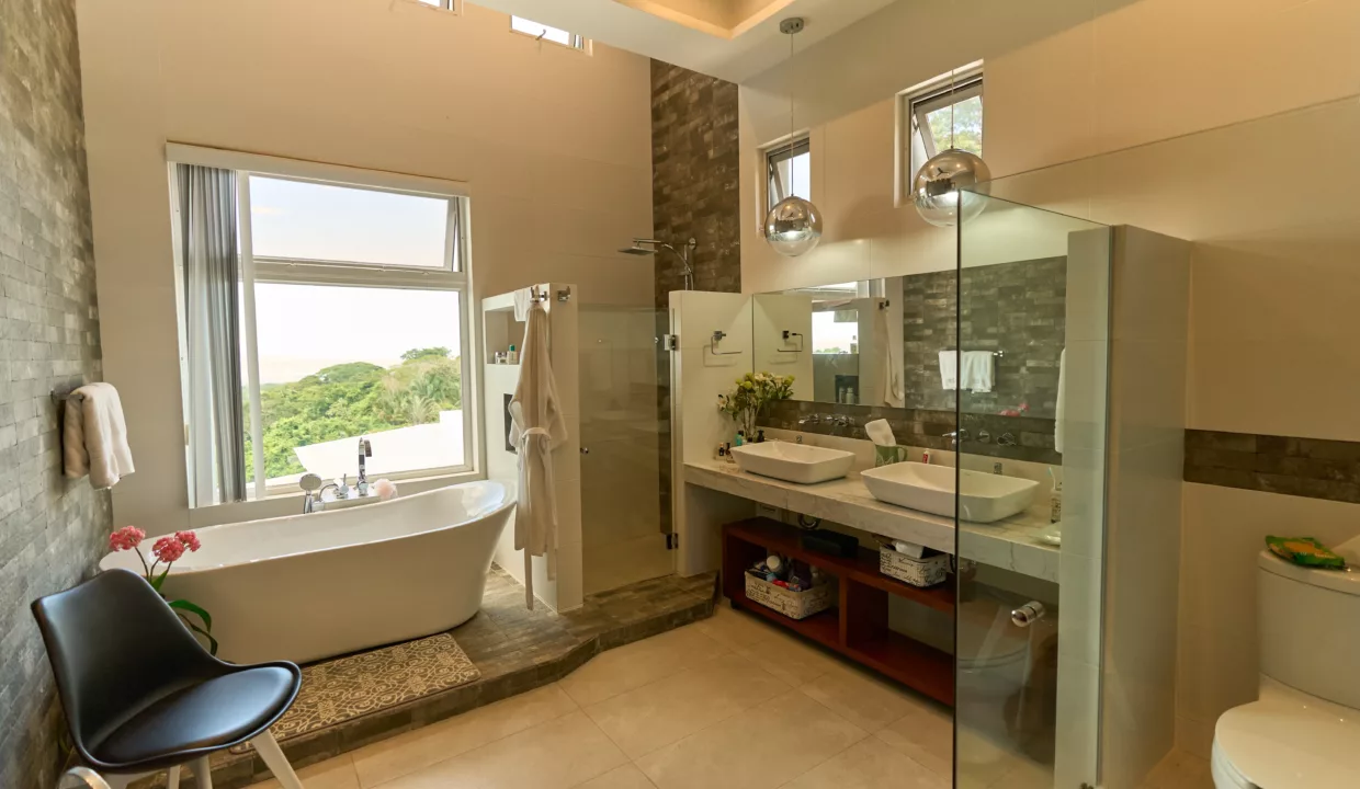 Main Bathroom 1